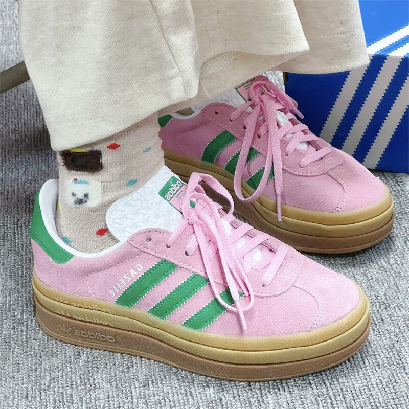 أحذية رياضية نسائية من أديداس  - مراجعة Adidas Shoes Gazelle وسعره