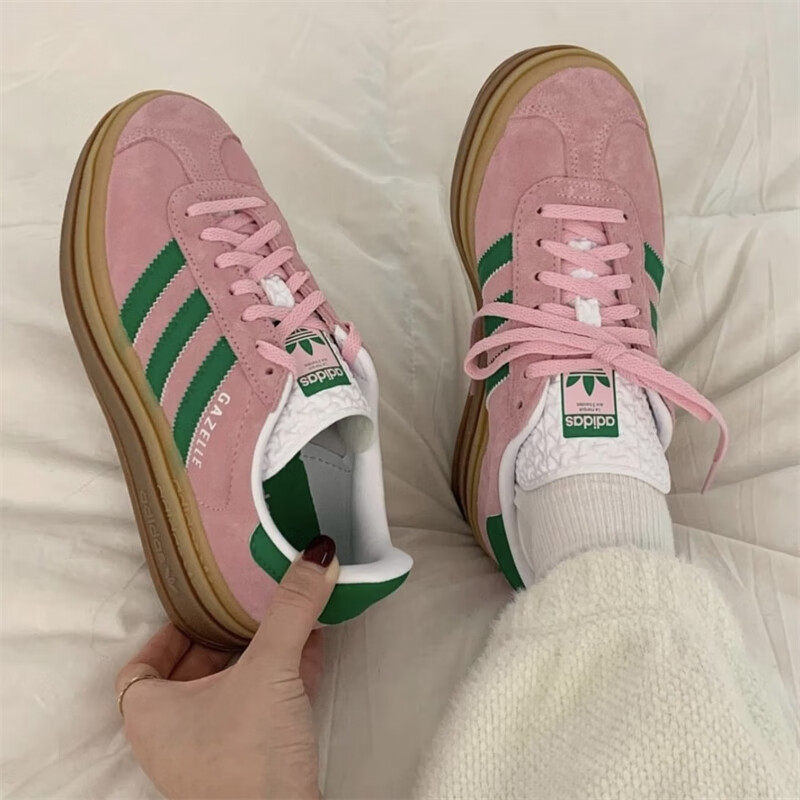 أحذية رياضية نسائية من أديداس  - مراجعة Adidas Shoes Gazelle وسعره